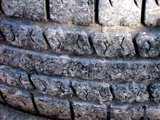 pneus usagés fissures rainures