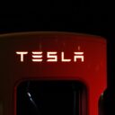 Pourquoi le constructeur Tesla porte ce nom ?