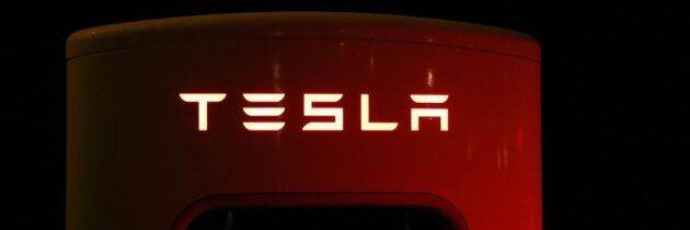 Pourquoi le constructeur Tesla porte ce nom ?